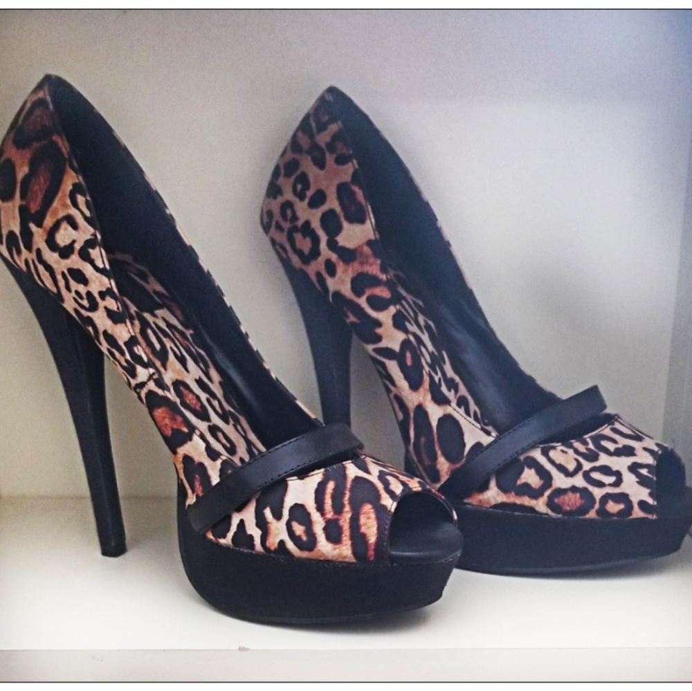 Leopard print high heel pump